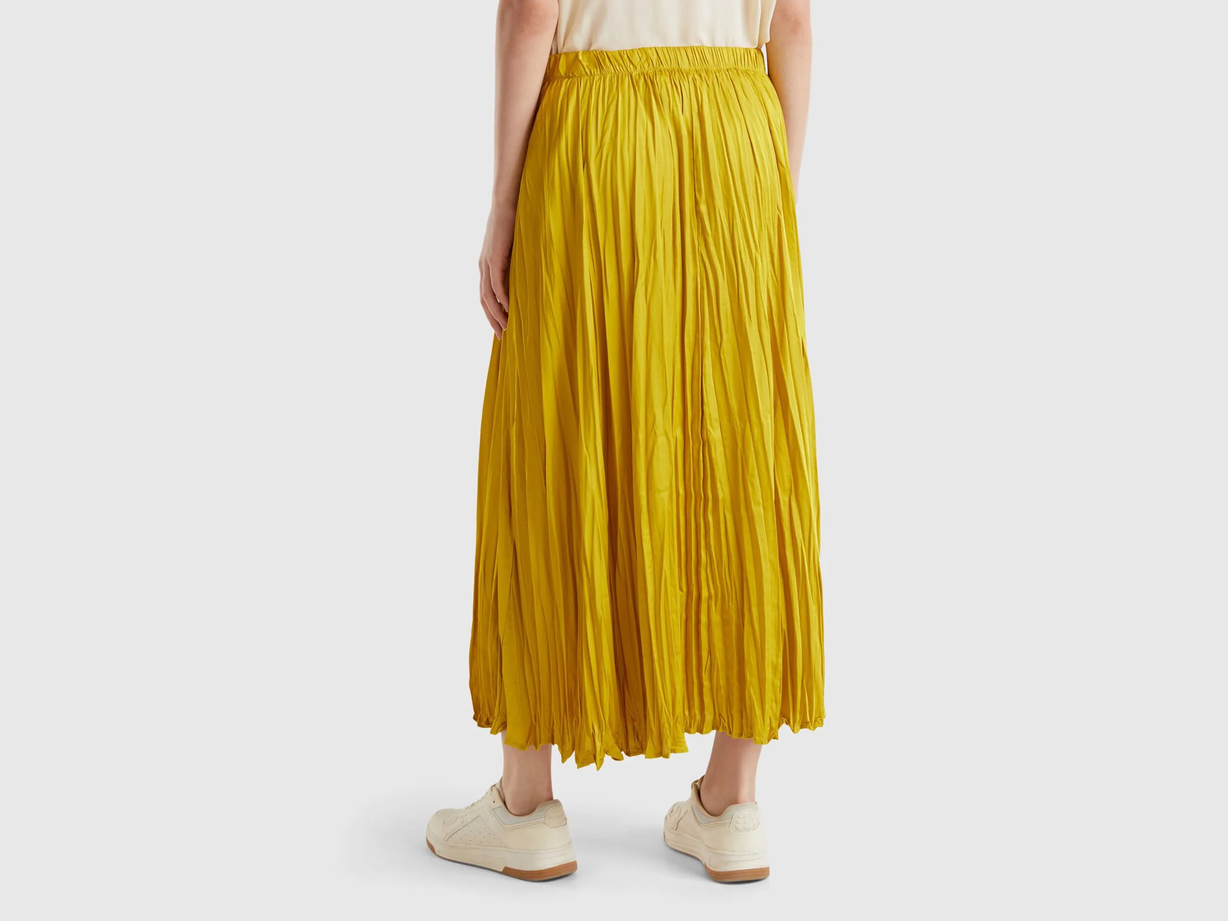 Pleated satin skirt - Mustard | Benetton